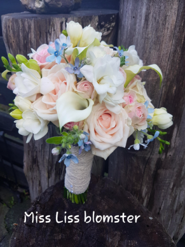 Your wedding planner in Denmark can help with wedding flowers